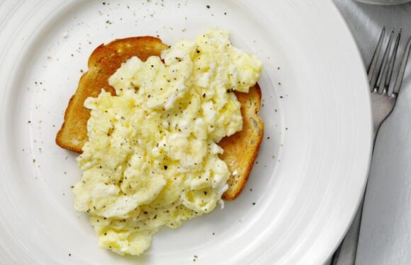 Make the ‘best scrambled eggs’ in ‘20 seconds’ with ‘fast and hard’ method